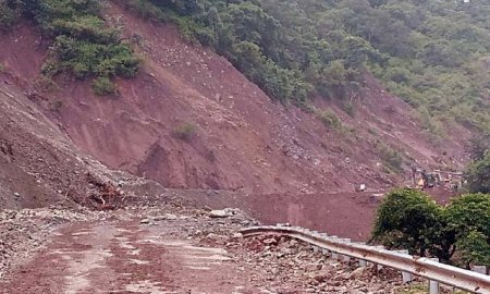 चक्कीमोड़ के हालात खराब, वाहनों की आवाजाही बन रही खतरे की घंटी 