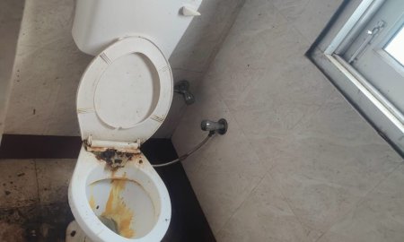 मिनी सचिवालय नादौन के शौचालय में गन्दगी से अधिवक्ता झेल रहे परेशानी