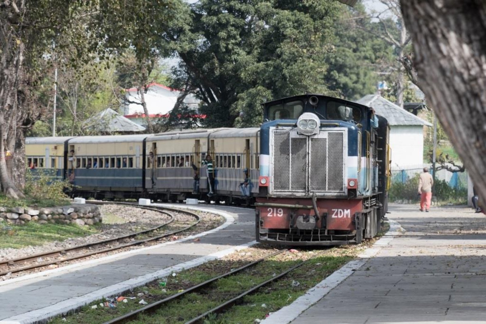आम जन की चेतावनी, दो सप्ताह में शुरू करें ट्रेनें 