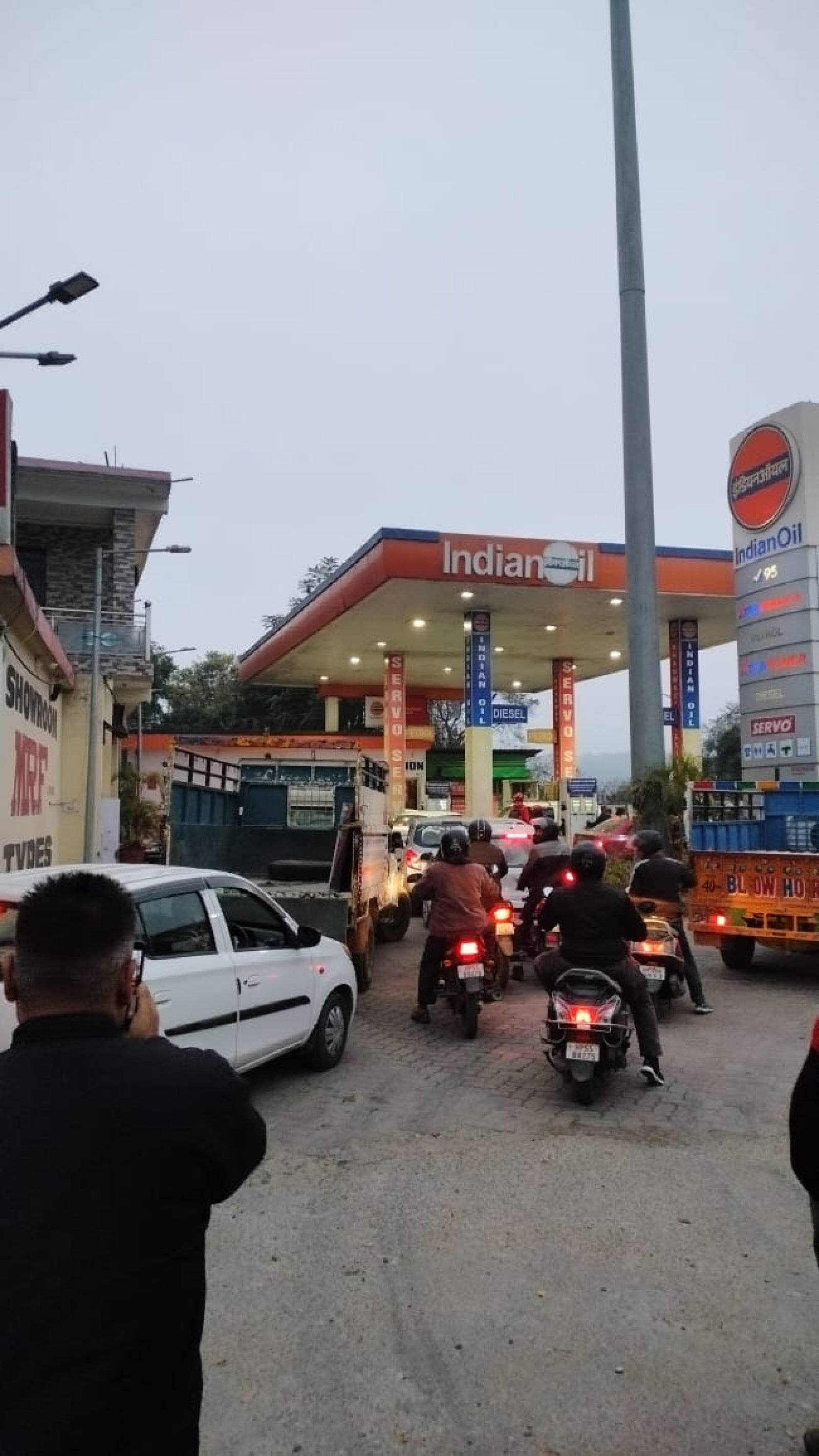 नादौन के भगवती फिलिंग स्टेशन पर लगी वाहनों की कतार