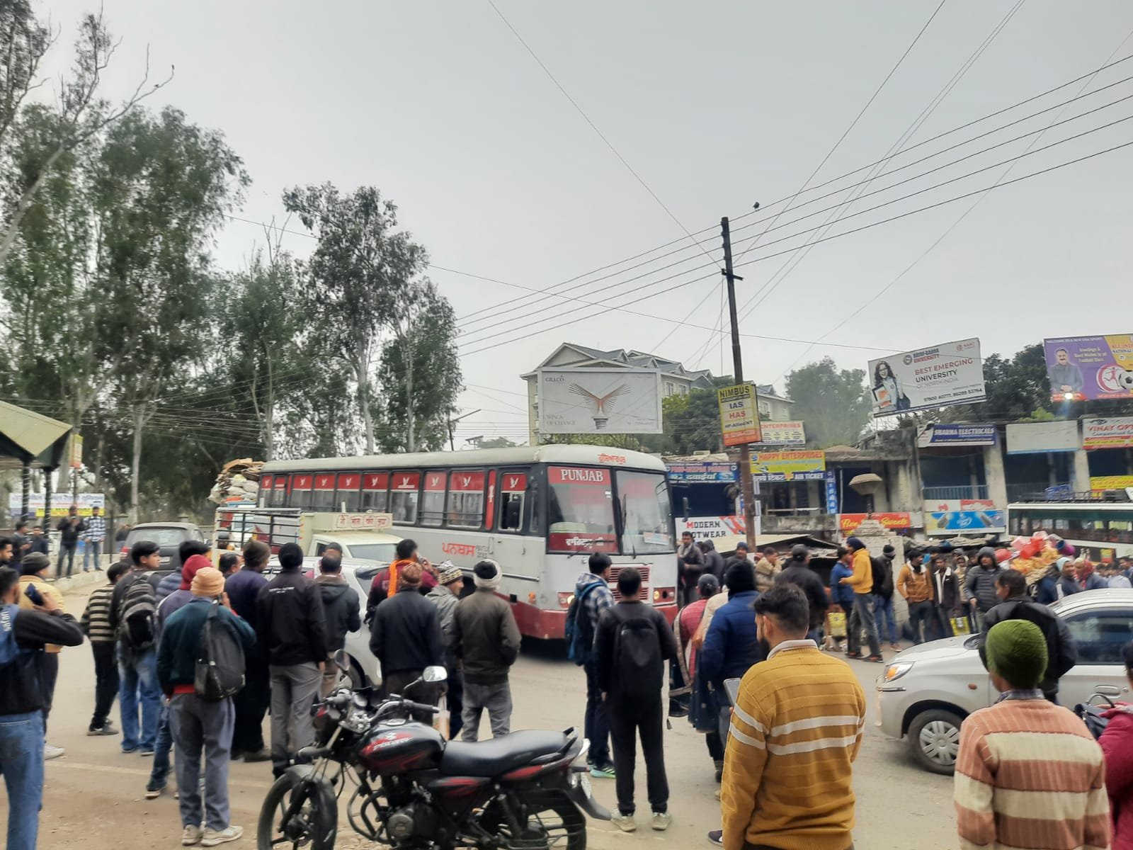  नादौन में भारी मात्रा में दिखा, ट्रक चालकों की हड़ताल का असर 