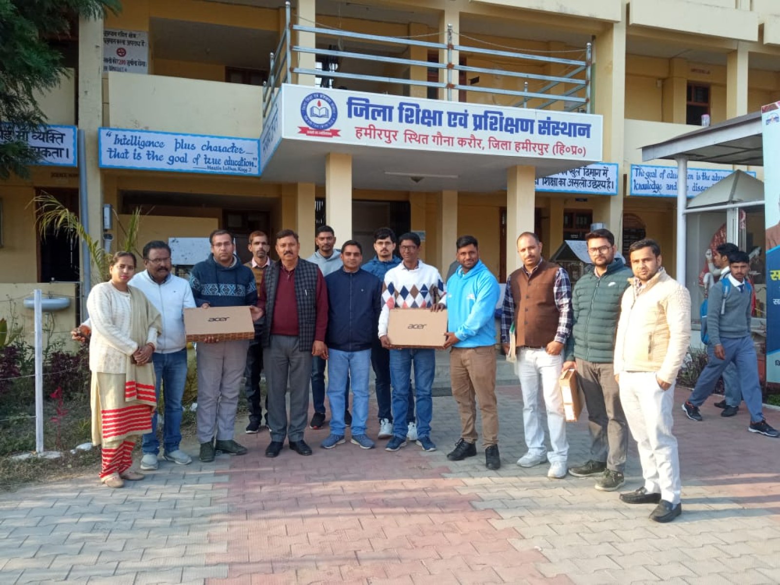 सीएससी संचालकों को आधार किटें की वितरित