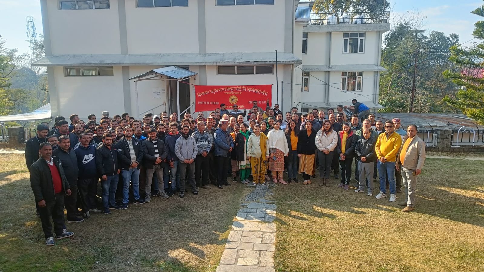 विद्युत् कर्मचारियों एवं विद्युत पेंशनर्स फोरम शाखा पालमपुर ने किया धरना प्रदर्शन 