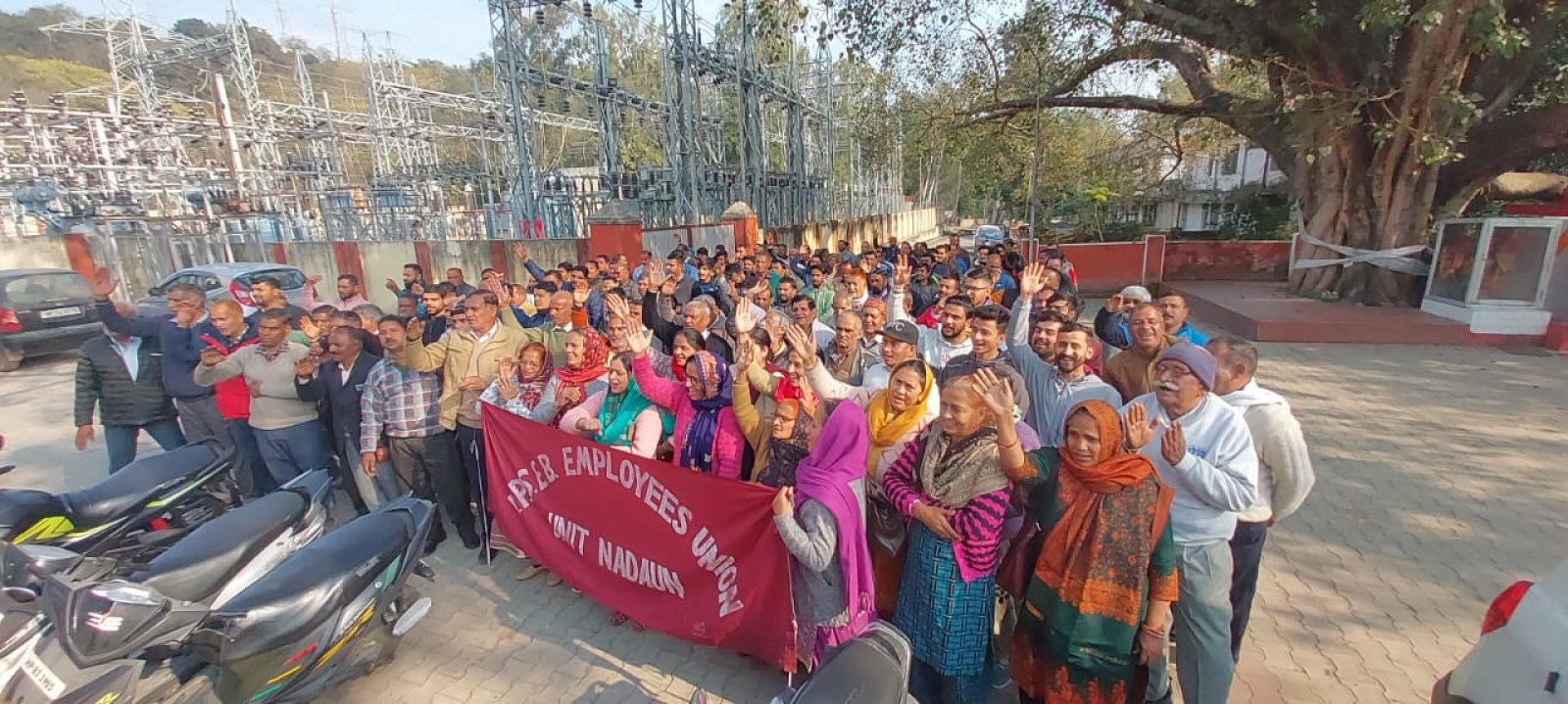 नादौन में विद्युत विभाग के कर्मचारियों व पेंशनर्स का धरना प्रदर्शन जारी 