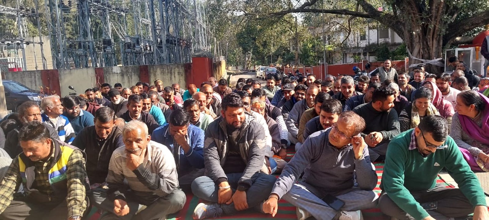 नादौन में विद्युत विभाग के कर्मचारियों व पेंशनर्स का धरना प्रदर्शन जारी 