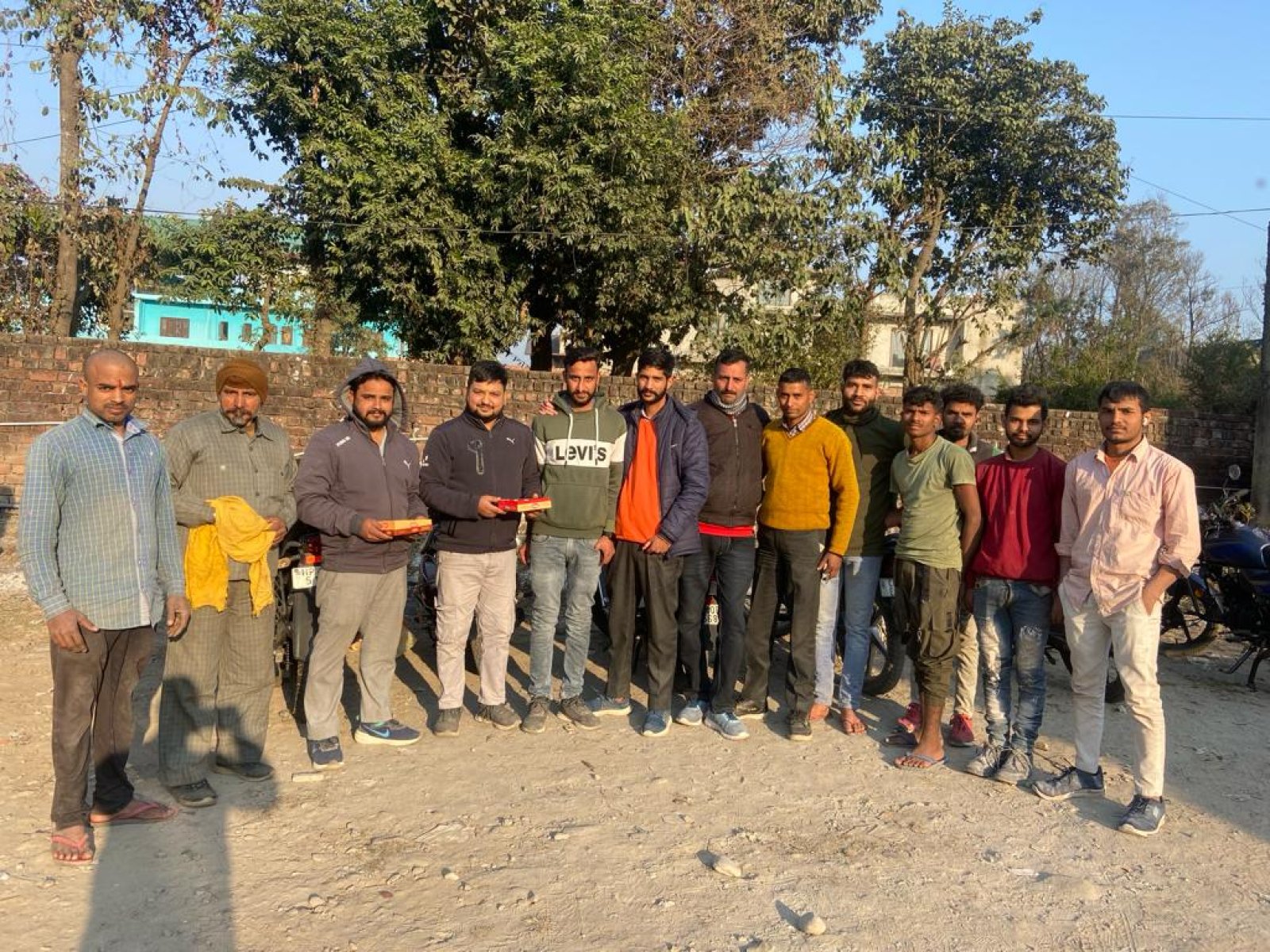 पूर्व मुख्यमंत्री के जन्मदिन पर कांगड़ा शहर में बांटी मिठाइयां