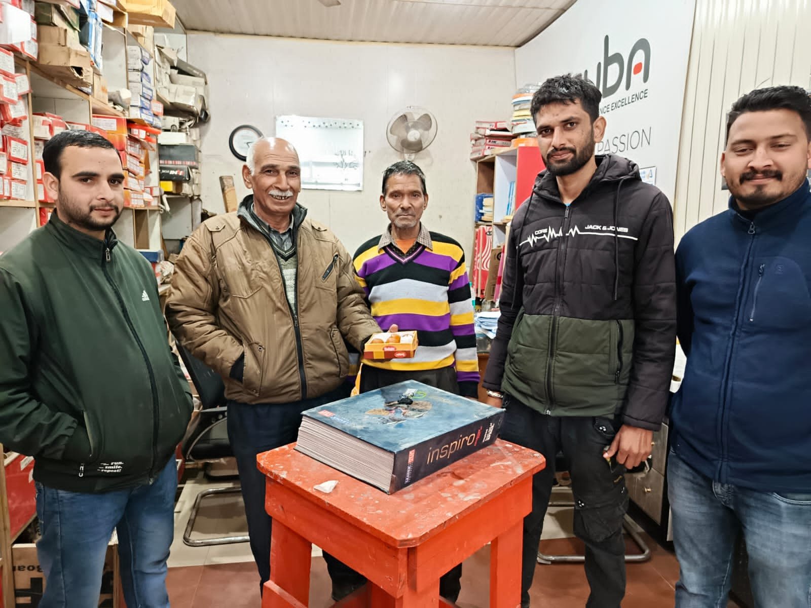 पूर्व मुख्यमंत्री के जन्मदिन पर कांगड़ा शहर में बांटी मिठाइयां
