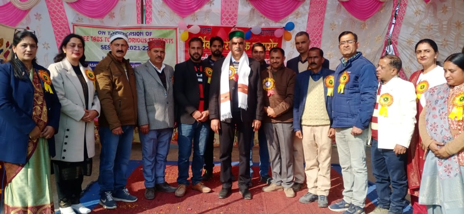 विधायक संजय रत्न ने बारी कलां स्कूल में 30 मेधावियों को टैब किए वितरित