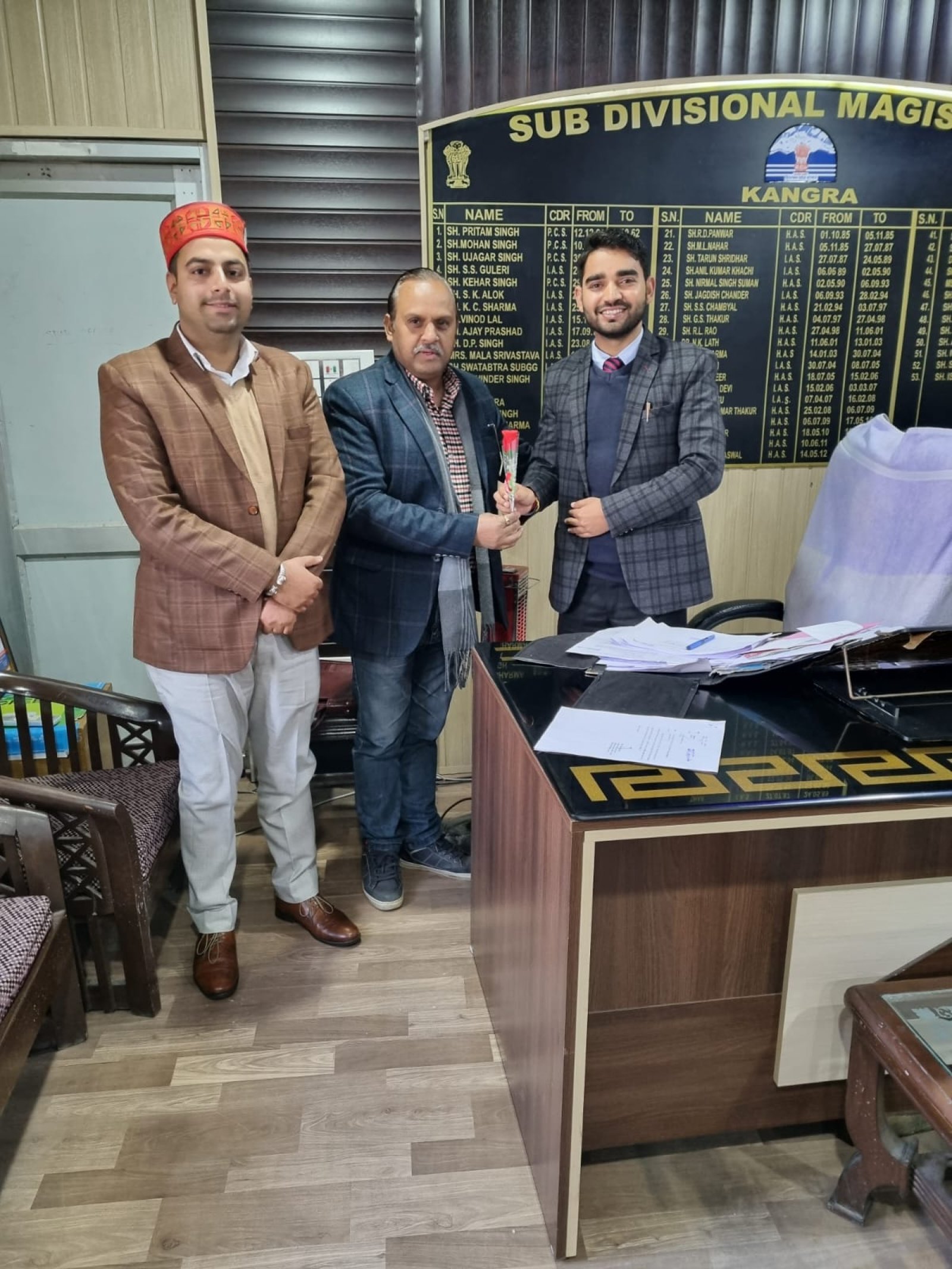 कांग्रेस प्रदेश प्रवक्ता अशोक हिमाचली ने एसडीएम कांगड़ा से की मुलाक़ात