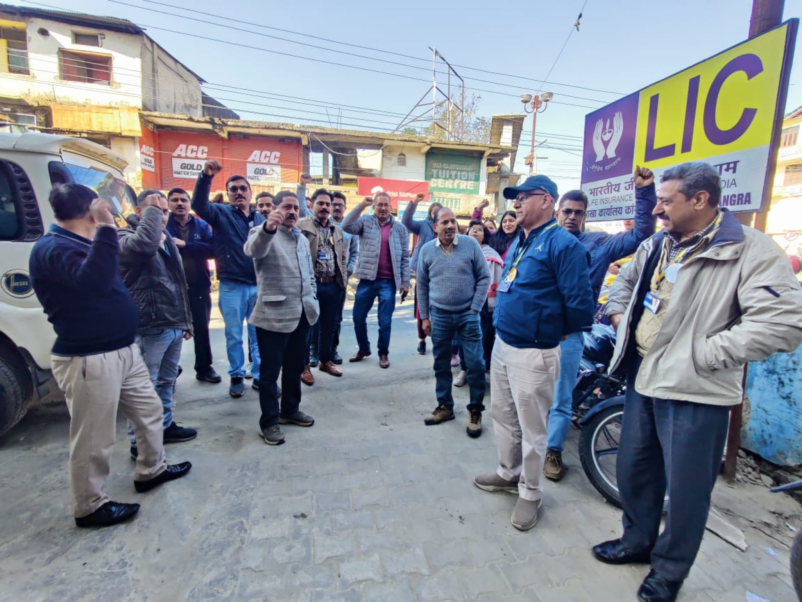भारतीय जीवन बीमा निगम की कांगड़ा शाखा में संयुक्त मोर्चा के आह्वान पर की वॉकआउट हड़ताल