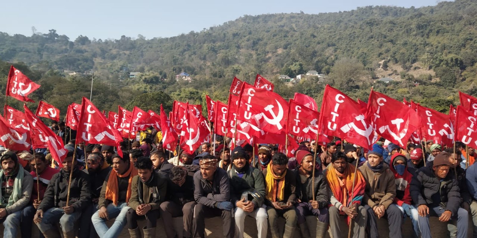 ऋतिक कंपनी के मजदूरों ने एसजेवीएन प्रबंधन के खिलाफ की हड़ताल