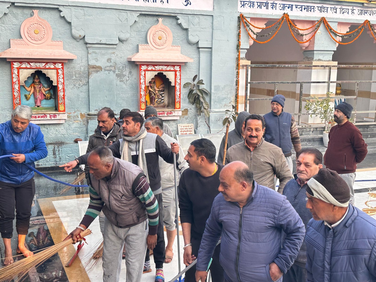 भगवान प्रभु श्री राम की प्राण प्रतिष्ठा के उपलक्ष में माता श्री बृजेश्वरी मन्दिर कांगड़ा मे चला सफाई अभियान