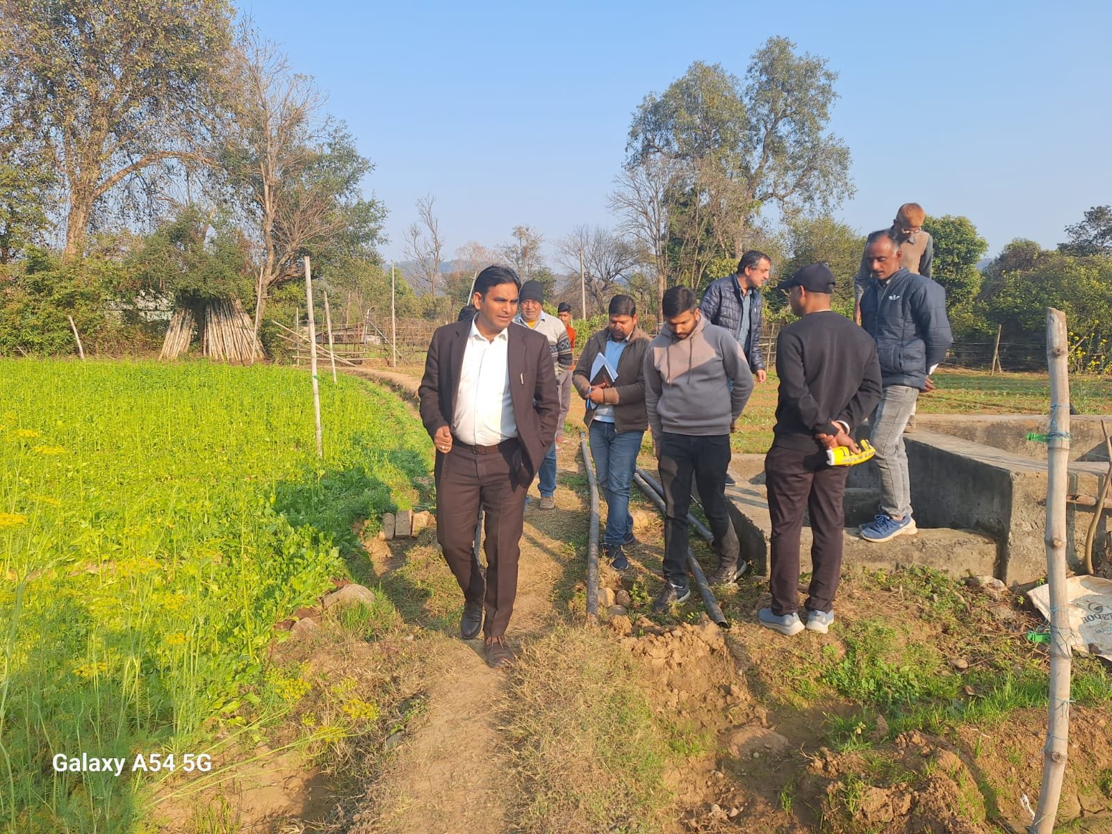 माइक्रो लेवल तक सिंचाई की संभावनाएं जानने खेतों में पहुंचे उपायुक्त हमीरपुर