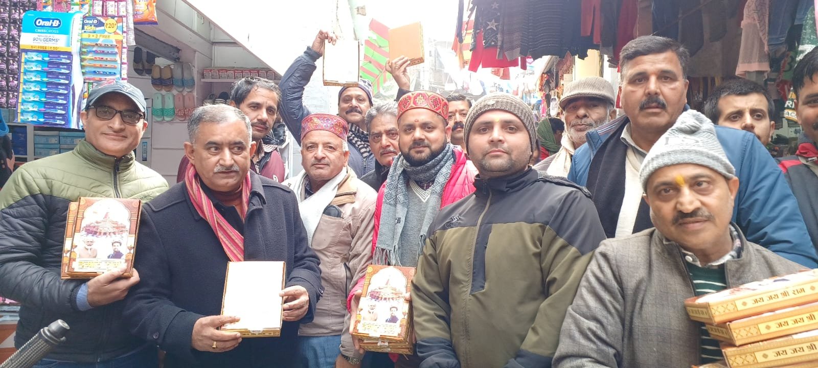 भगवान राम की प्रतिमा के 'प्राण प्रतिष्ठा ' समारोह के उत्साह में पूर्व विधायक विजय अग्निहोत्री ने शहर भर में की सामग्री वितरित