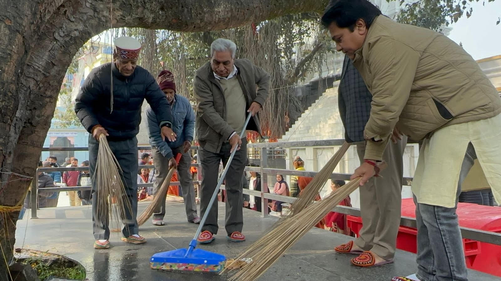 माता श्री बृजेश्वरी मन्दिर कांगडा मे चला सफाई अभियान , सांसद किशन कपूर ने की मन्दिर प्रांगण की सफाई
