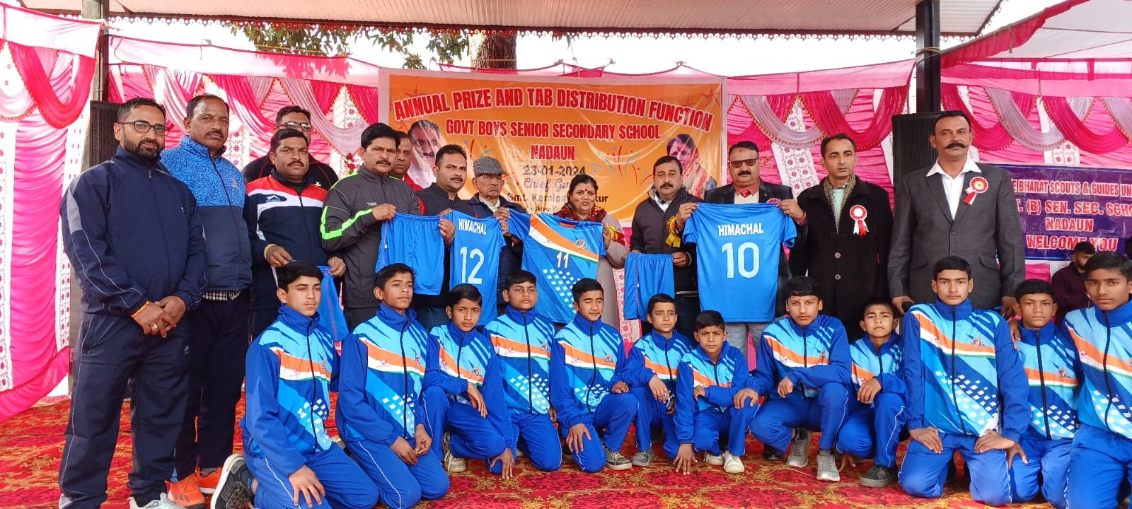 बाल स्कूल नादौन के वितरण समारोह में अस्पताल कल्याण समिति की उपाध्यक्ष कमलेश ठाकुर ने की शिरकत