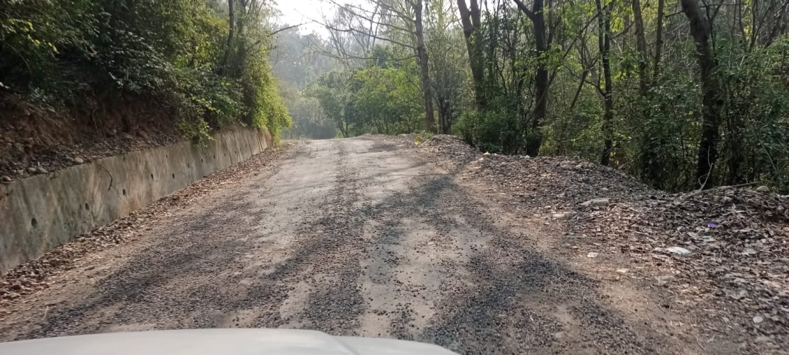 नादौन के जलाड़ी गांव से कलर, डरोल, चुनान संपर्क मार्ग की हालत खस्ता, आवाजाही प्रभावि