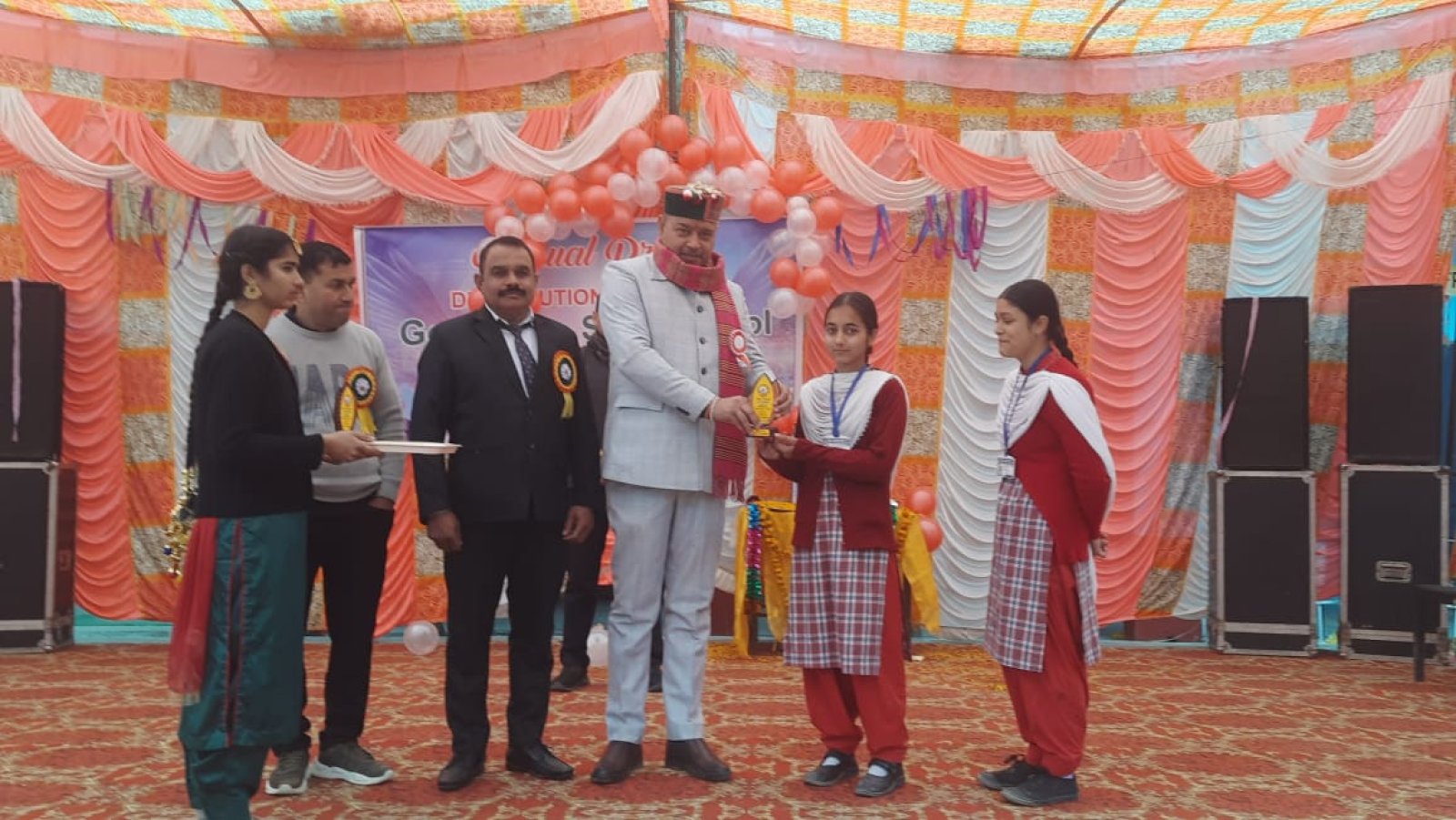  विधायक  मलेंद्र राजन  ने मलाहड़ी स्कूल के होनहार नवाजे
