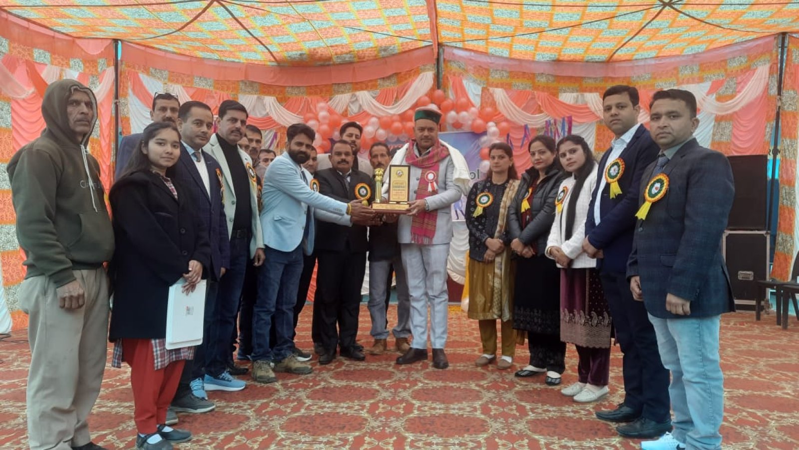  विधायक  मलेंद्र राजन  ने मलाहड़ी स्कूल के होनहार नवाजे