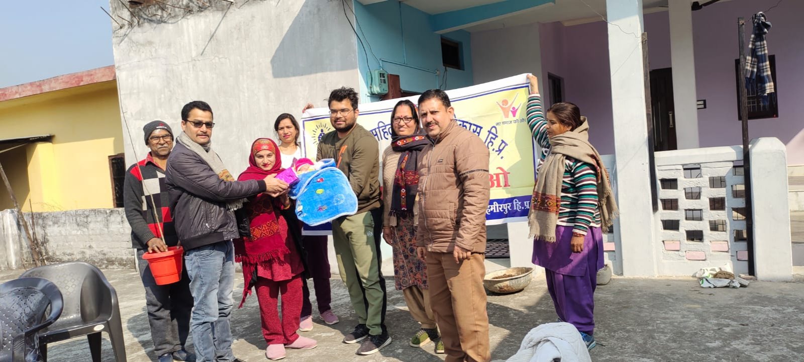 राष्ट्रीय बालिका दिवस के अवसर पर बेटियों को दिए उपहार 
