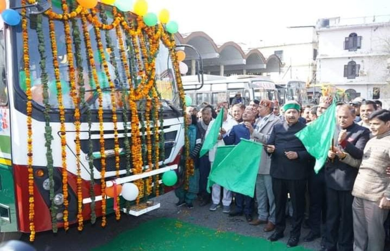 हमीरपुर से वृंदावन के लिए उपमुख्यमंत्री ने किया बस सेवा का शुभारंभ