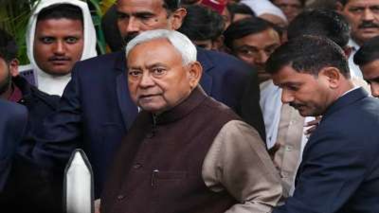 नीतीश कुमार के इस्तीफे से बिहार की  राजनीति में उठा बवाल 