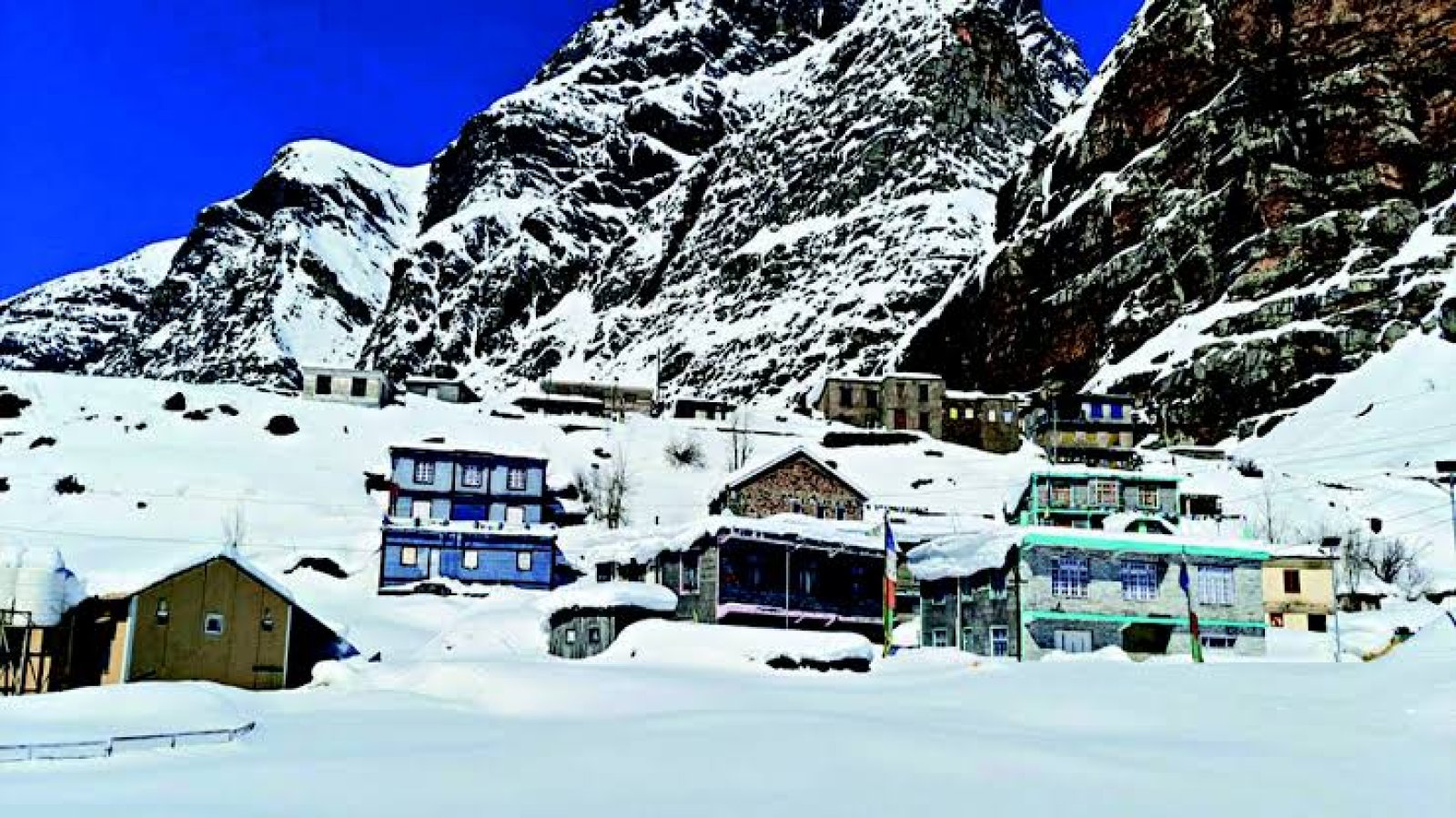 कोकसर में बर्फ़ देखने पहुंचे सैलानी