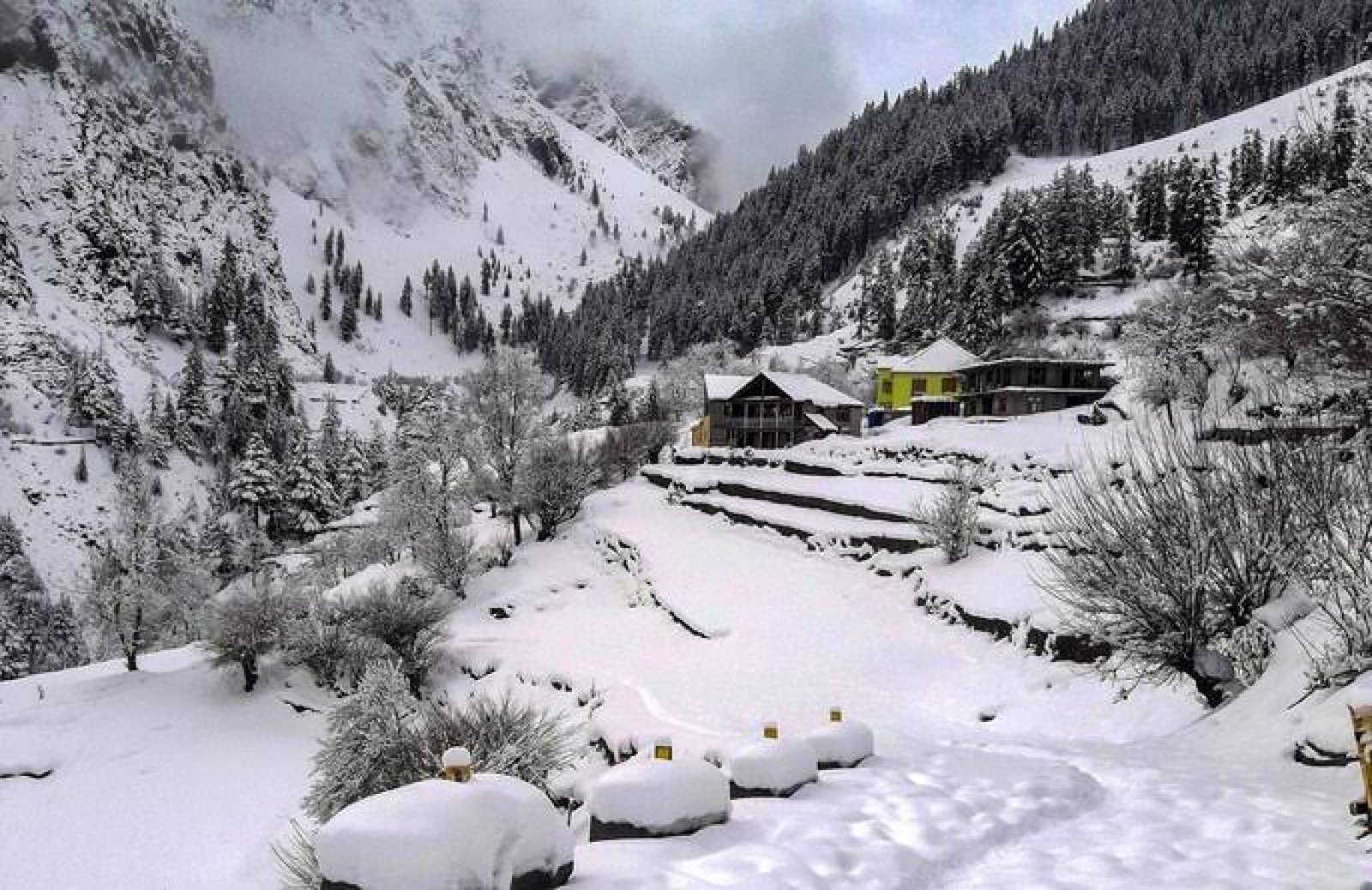 मनाली ने ओढ़ी बर्फ की चादर