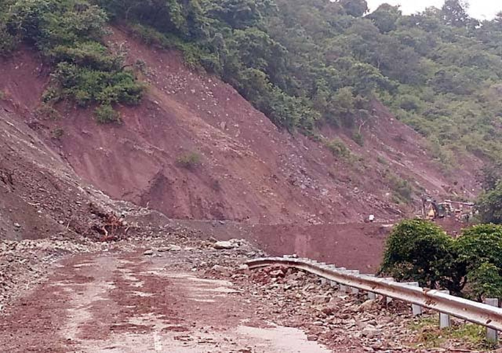चक्कीमोड़ के हालात खराब, वाहनों की आवाजाही बन रही खतरे की घंटी