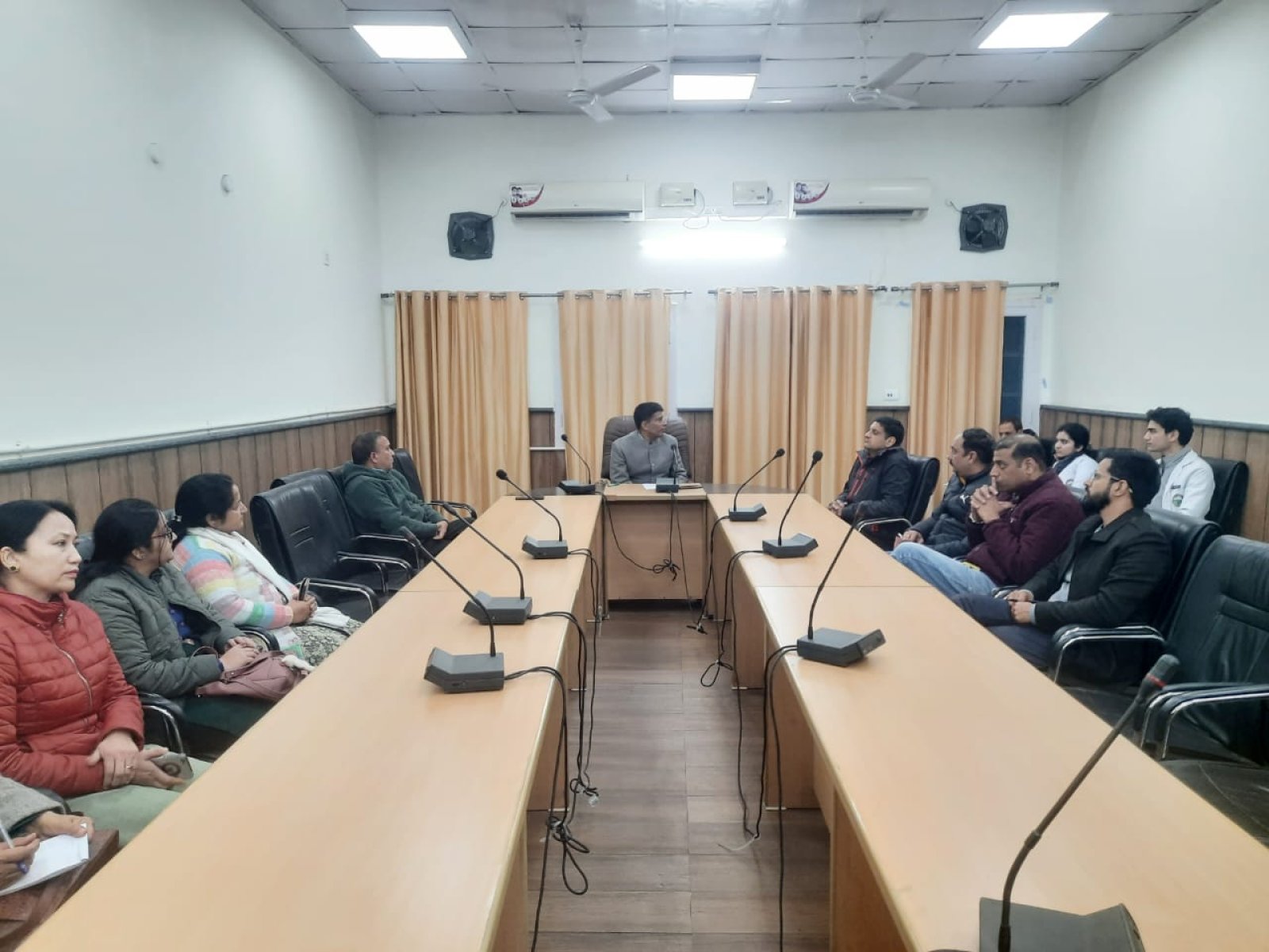 मेडिकल कॉलेज टांडा में हुई एंटी रैगिंग कमेटी की बैठक