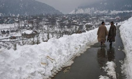 24 घंटे लगातार बर्फबारी के चलते,  जनजीवन हुआ प्रभावित