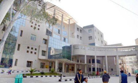 टांडा मेडिकल कॉलेज में 50 वर्षीय व्यक्ति की पूर्ण एंडोस्कोपिक-डिस्क सर्जरी हुई सफल 