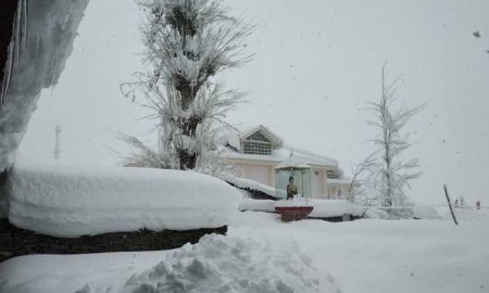 लाहुल और स्पीति क्षेत्र में लगातार हो रही बर्फबारी के चलते पुलिस ने एडवाइजरी की जारी