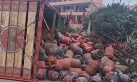 हाईवे पर पलटा गैस सिलेंडर से लदा ट्रक, टल गया बड़ा हादसा