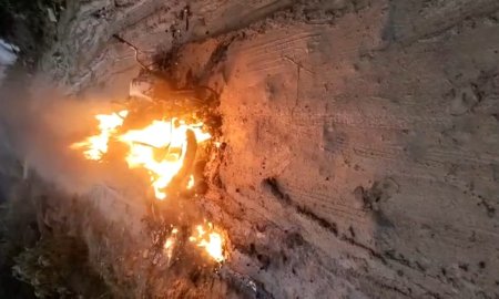 चलती बाइक में लगी आग, चालक ने मुश्किल से बचाई अपनी जान