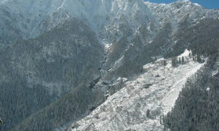 चम्बा में बर्फबारी से बंद हुए मार्ग, पर्यटकों को हुई परेशानी