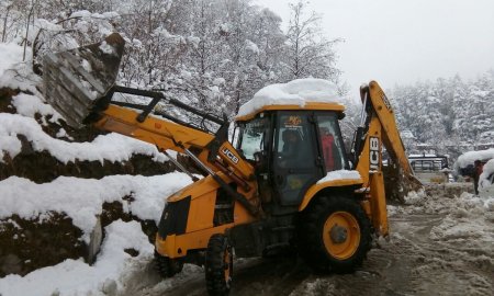 लोक निर्माण विभाग ने की बर्फ से ढ़की सड़कें बहाल, शुरू किया यातायात 