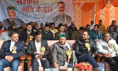 मझेरना में आयोजित 'सरकार गांव के द्वार' कार्यक्रम के दौरान किशोरी लाल ने सुनी जन समस्याएं