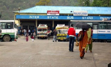 धर्मशाला बस स्टैंड पर आयोजित हुआ सड़क जागरूकता कार्यक्रम 