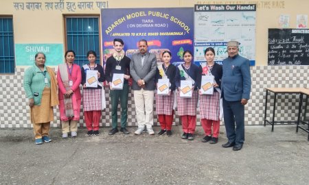आदर्श मॉडल स्कूल तियारा के छात्रों को वितरित किए टैब