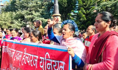 सीटू इकाई के सदस्यों ने किया उपायुक्त कार्यालय के बाहर धरना प्रदर्शन 