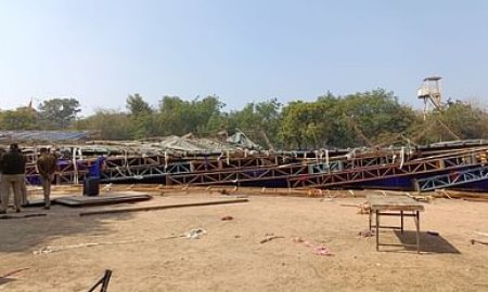 जवाहरलाल नेहरू स्टेडियम का पंडाल गिरा, 10 से 12 लोगों के दबने की आशंका