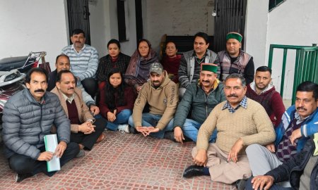 चंबा  नगर परिषद कार्यालय के बाहर वार्ड पार्षदों ने किया धरना प्रदर्शन