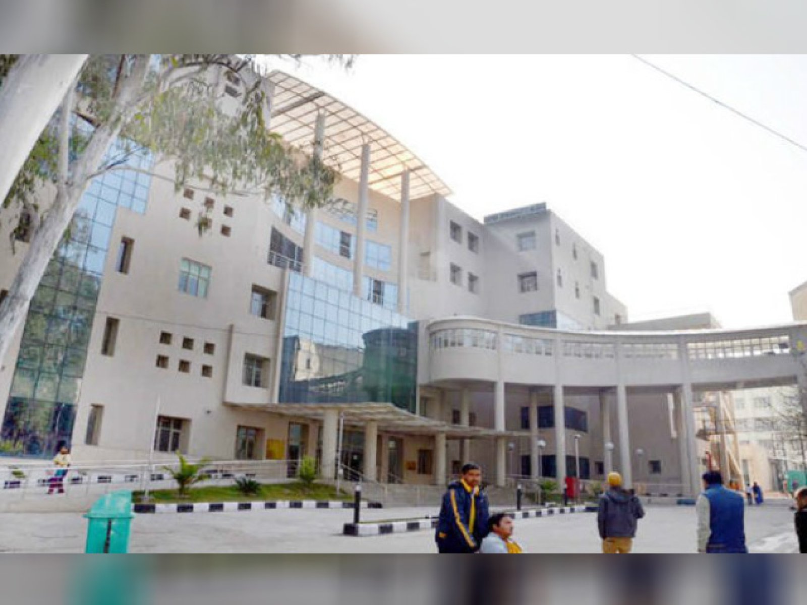 टांडा मेडिकल कॉलेज में 50 वर्षीय व्यक्ति की पूर्ण एंडोस्कोपिक-डिस्क सर्जरी हुई सफल
