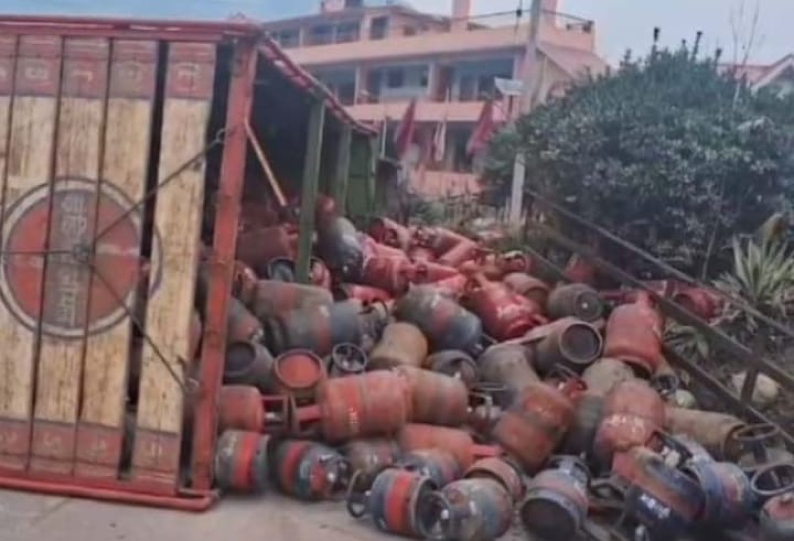 हाईवे पर पलटा गैस सिलेंडर से लदा ट्रक, टल गया बड़ा हादसा
