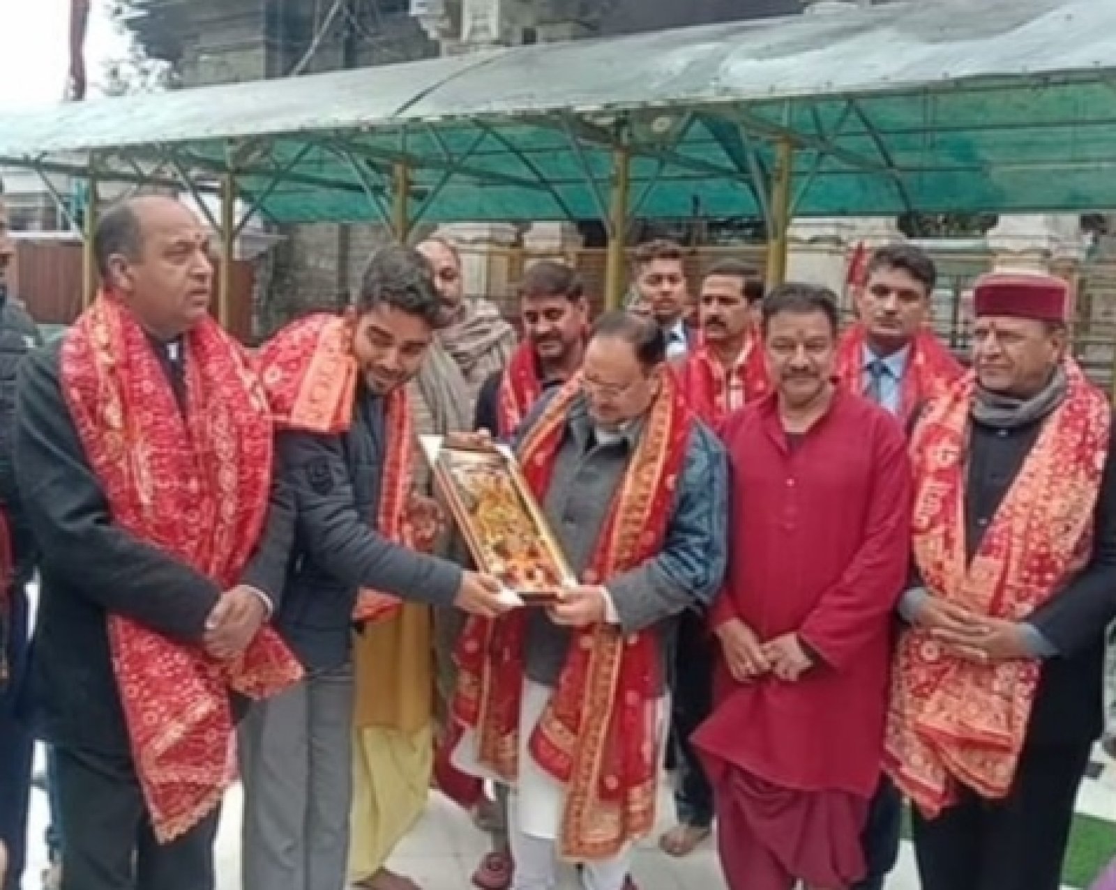 माता श्री ब्रजेश्वरी देवी मंदिर कांगड़ा में भाजपा के राष्ट्रीय अध्यक्ष जगत प्रकाश नड्डा ने नवाज़ा शीश