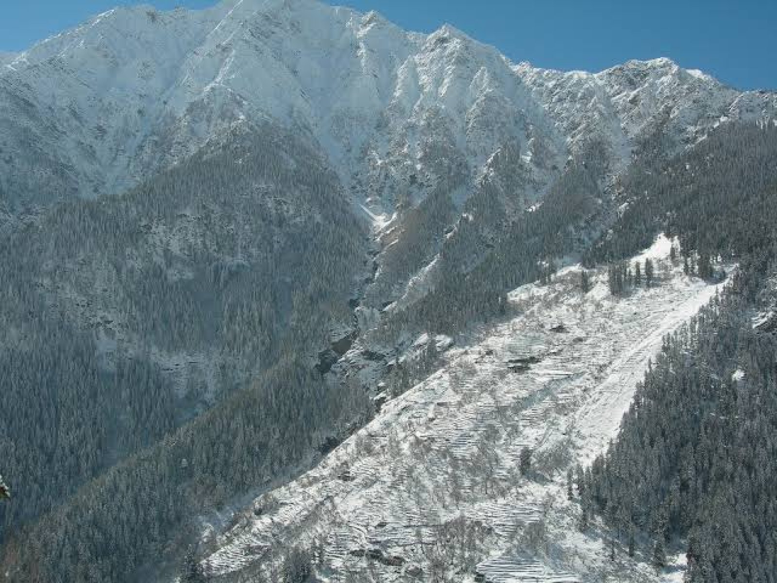 चम्बा में बर्फबारी से बंद हुए मार्ग, पर्यटकों को हुई परेशानी
