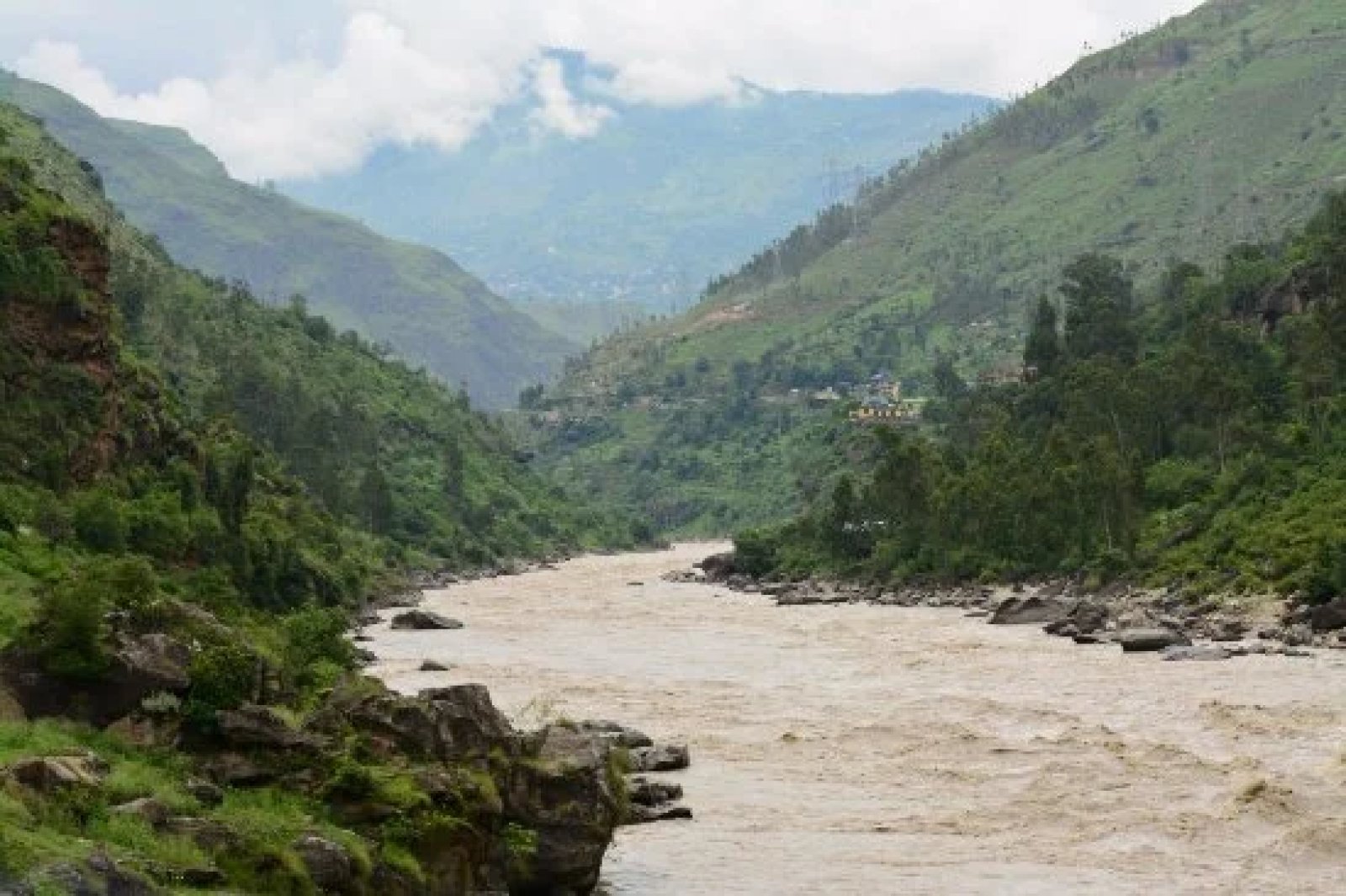किन्नौर के पांगी नाला के पास हुआ हादसा, सतलुज में गिरी गाड़ी दो लोग लापता 