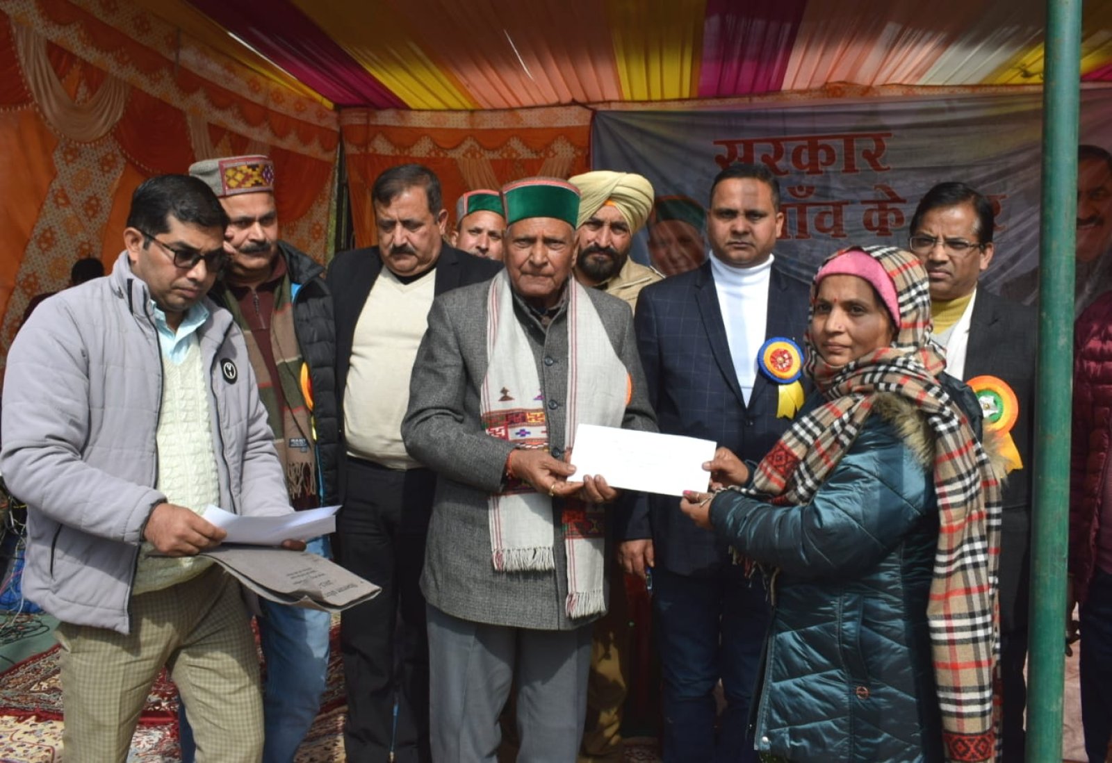 मझेरना में आयोजित 'सरकार गांव के द्वार' कार्यक्रम के दौरान किशोरी लाल ने सुनी जन समस्याएं