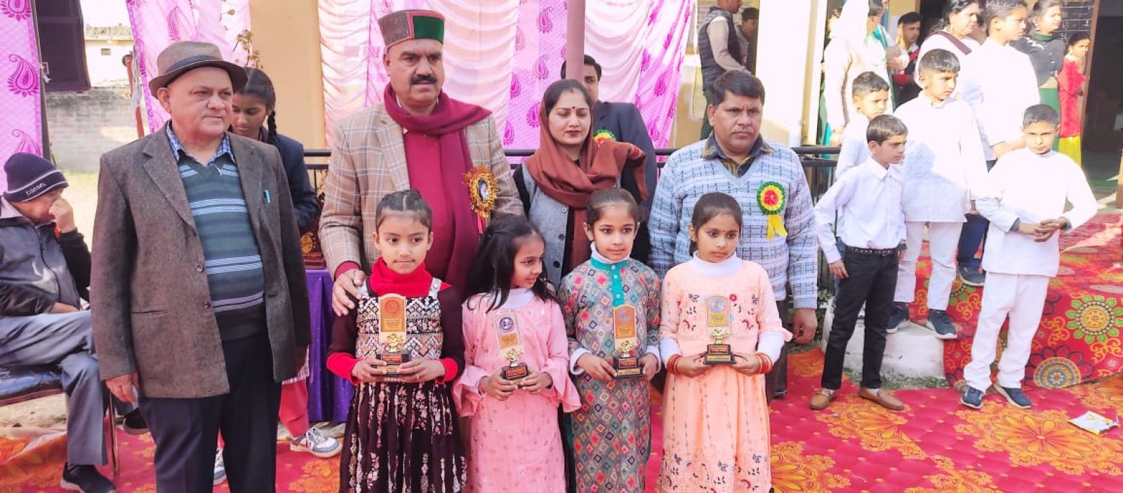 मिडल स्कूल बड़ागांव में मनाया वार्षिक पारितोषिक वितरण समारोह, मेधावी विद्यार्थियों को बांटे पुरस्कार